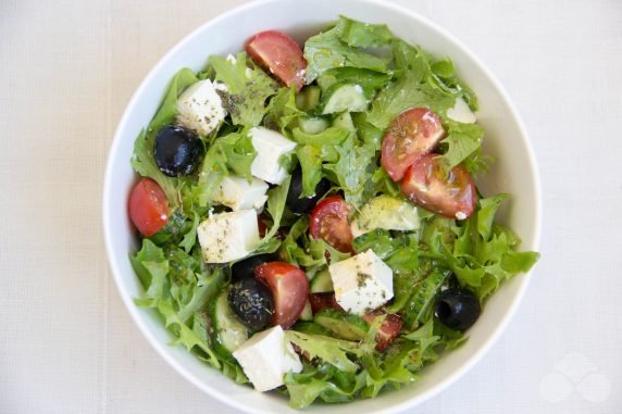 Классический греческий салат – фото приготовления рецепта, шаг 4