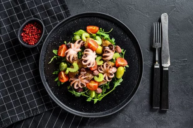 Сытный салат из осьминогов с яйцом и свежими огурцами – пошаговый рецепт приготовления с фото