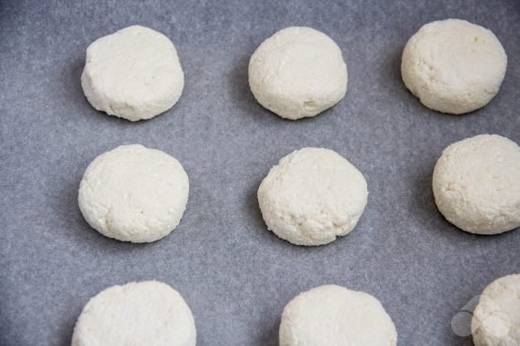 Сырники с кокосовой мукой в духовке – фото приготовления рецепта, шаг 3