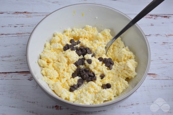 Сырники с шоколадными каплями – фото приготовления рецепта, шаг 2