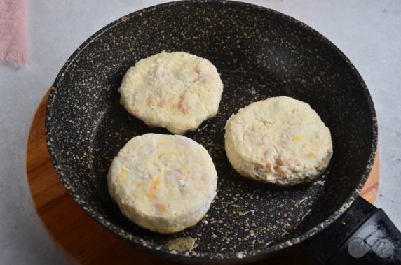 Сырники с курагой – фото приготовления рецепта, шаг 6