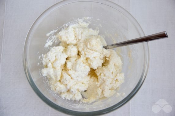 Сырники с кокосовой стружкой – фото приготовления рецепта, шаг 2