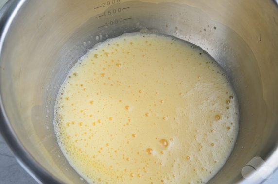 Сладкие блинчики с лимонной цедрой – фото приготовления рецепта, шаг 3