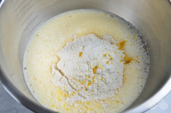 Сладкие блинчики с лимонной цедрой – фото приготовления рецепта, шаг 4
