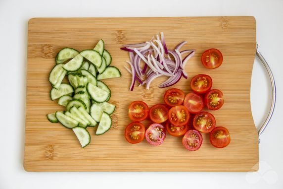 Греческий салат с фиолетовым луком, каперсами и фетой – фото приготовления рецепта, шаг 1
