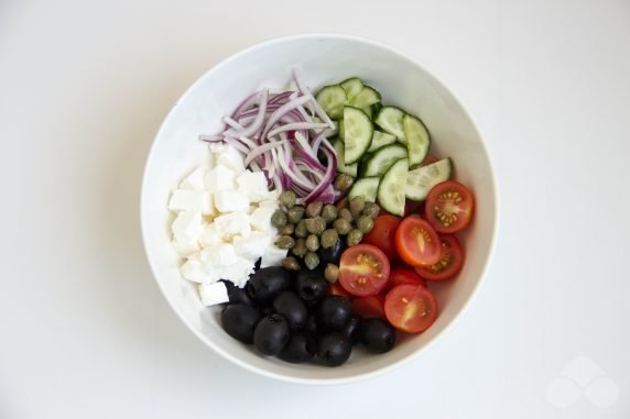 Греческий салат с фиолетовым луком, каперсами и фетой – фото приготовления рецепта, шаг 3