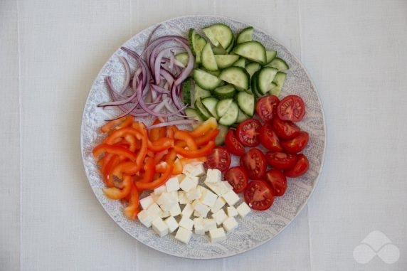 Греческий салат с болгарским перцем, фетой и оливками – фото приготовления рецепта, шаг 1