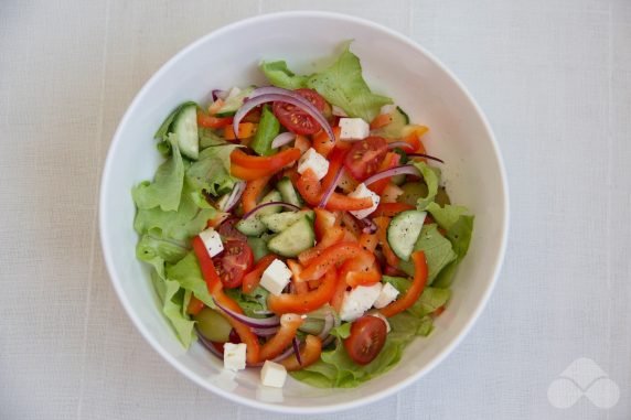 Греческий салат с болгарским перцем, фетой и оливками – фото приготовления рецепта, шаг 3