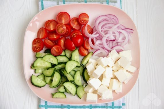 Греческий салат с брынзой, маслинами и салатом айсберг – фото приготовления рецепта, шаг 1
