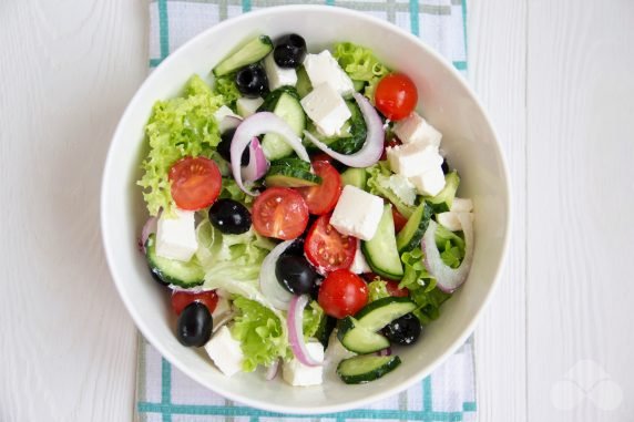 Греческий салат с брынзой, маслинами и салатом айсберг – фото приготовления рецепта, шаг 3