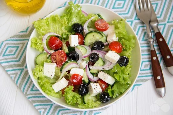 Греческий салат с брынзой, маслинами и салатом айсберг – фото приготовления рецепта, шаг 4