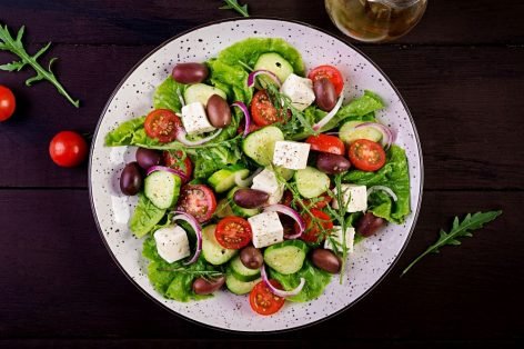 Греческий салат с фетой, рукколой и фиолетовым луком