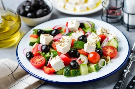 Греческий салат с маслинами, фетой и луком-шалотом