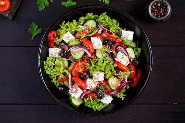 Греческий салат с козьим сыром и дижонской горчицей