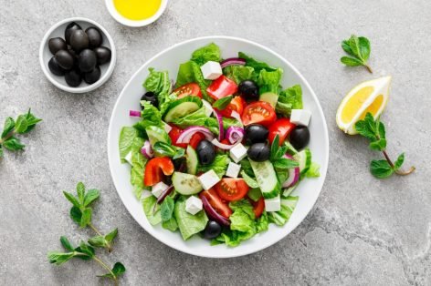 Греческий салат с фетой, салатом латук и мятой