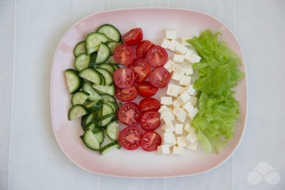 Греческий салат с помидорами черри, фетой и соевым соусом – фото приготовления рецепта, шаг 1