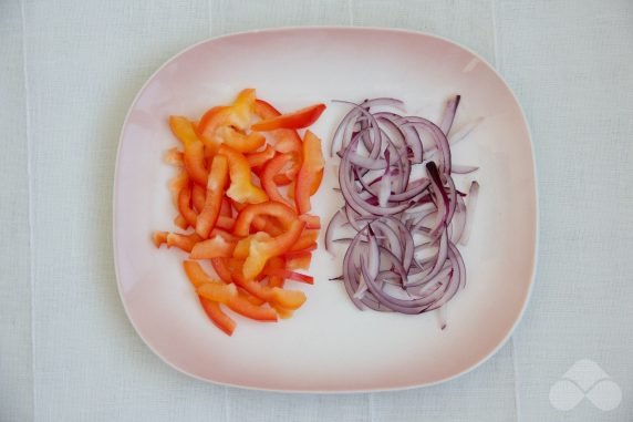 Греческий салат с помидорами черри, фетой и соевым соусом – фото приготовления рецепта, шаг 2
