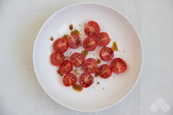 Греческий салат с помидорами черри, фетой и соевым соусом – фото приготовления рецепта, шаг 3