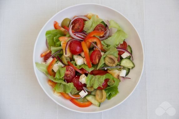 Греческий салат с помидорами черри, фетой и соевым соусом – фото приготовления рецепта, шаг 4