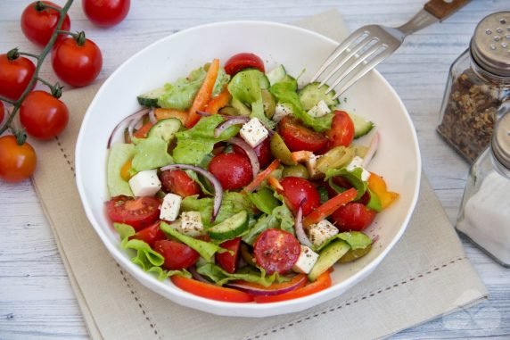 Греческий салат с помидорами черри, фетой и соевым соусом – фото приготовления рецепта, шаг 5
