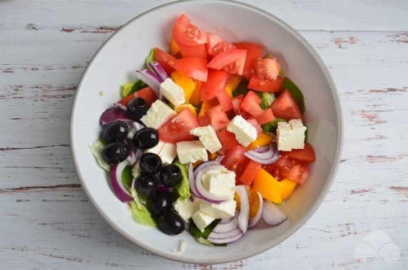 Греческий салат без огурцов – фото приготовления рецепта, шаг 3