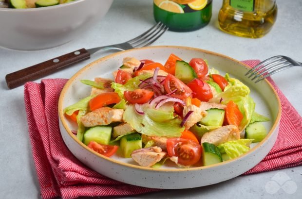Греческий салат с индейкой, без оливок и сыра