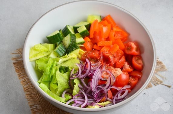 Греческий салат с индейкой, без оливок и сыра – фото приготовления рецепта, шаг 4