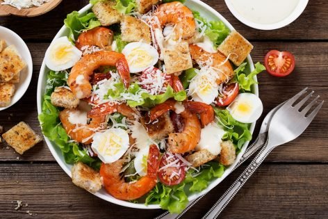 Салат «Цезарь» с креветками и перепелиными яйцами