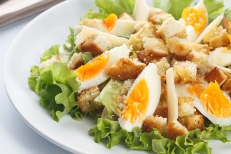 Салат «Цезарь» с перепелиными яйцами