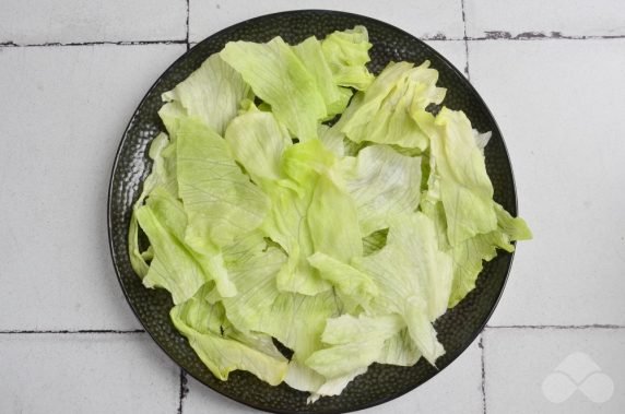 Салат «Цезарь» с копченым лососем – фото приготовления рецепта, шаг 1