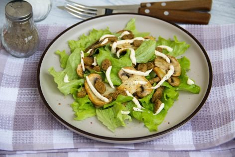 Вегетарианский салат «Цезарь» с грибами