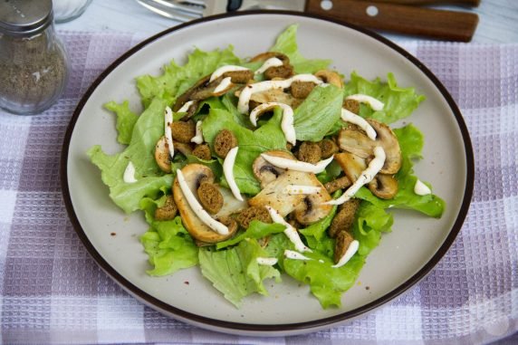 Вегетарианский салат «Цезарь» с грибами – фото приготовления рецепта, шаг 3
