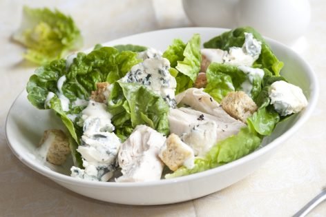 Салат «Цезарь» с голубым сыром
