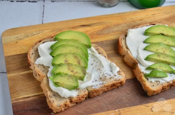 Бутерброды с лососем, авокадо и творожным сыром – фото приготовления рецепта, шаг 2