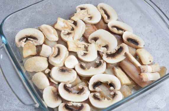 Минтай с грибами, помидорами и сыром в духовке – фото приготовления рецепта, шаг 2