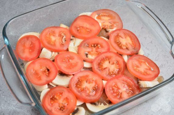 Минтай с грибами, помидорами и сыром в духовке – фото приготовления рецепта, шаг 3