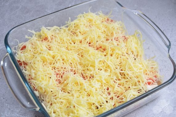 Минтай с грибами, помидорами и сыром в духовке – фото приготовления рецепта, шаг 4