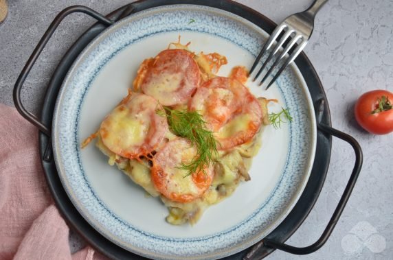 Минтай с грибами, помидорами и сыром в духовке – фото приготовления рецепта, шаг 5