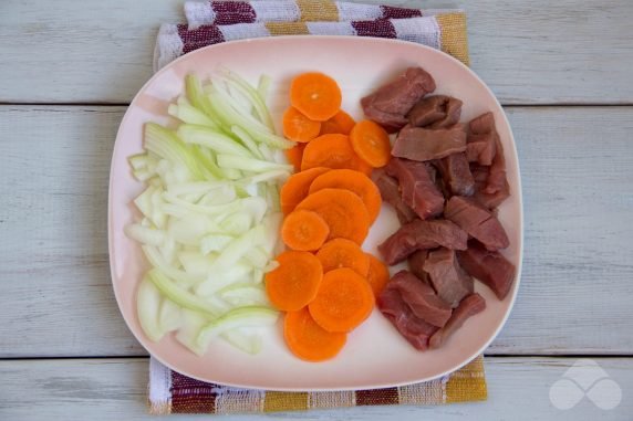 Говядина с морковью в горшочках – фото приготовления рецепта, шаг 1