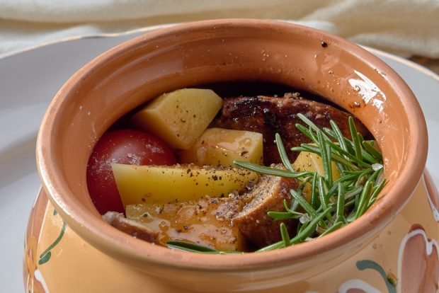 Мясо в горшочках с картошкой в духовке - классический рецепт с фото