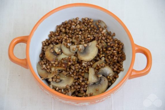 Гречка с грибами в горшочках – фото приготовления рецепта, шаг 4