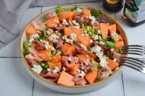 Рецепт 1: Освежающий салат с дыней и огурцом