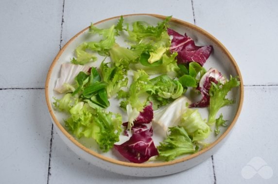 Салат с дыней, прошутто и козьим сыром – фото приготовления рецепта, шаг 1