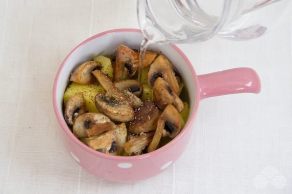 Картошка с шампиньонами в горшочках – фото приготовления рецепта, шаг 3