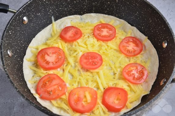 Сырная кесадилья с помидорами – фото приготовления рецепта, шаг 3