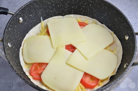 Сырная кесадилья с помидорами – фото приготовления рецепта, шаг 4