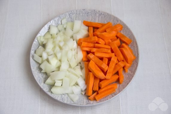Телятина, тушенная с морковью и луком – фото приготовления рецепта, шаг 1