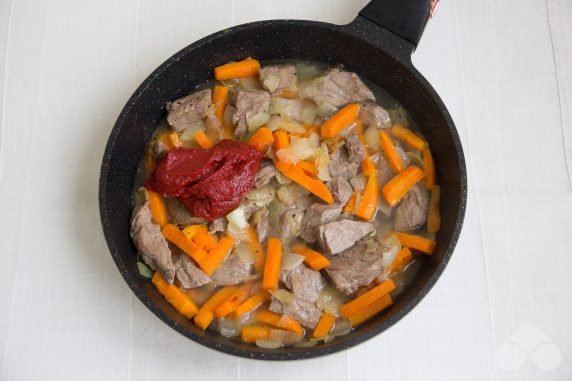 Телятина, тушенная с морковью и луком – фото приготовления рецепта, шаг 4