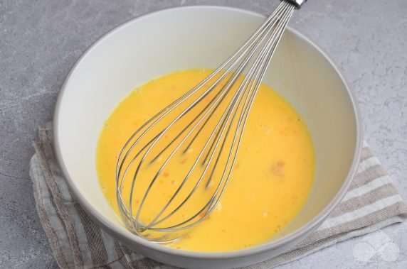 Омлет с зеленью, орегано и чесноком – фото приготовления рецепта, шаг 1