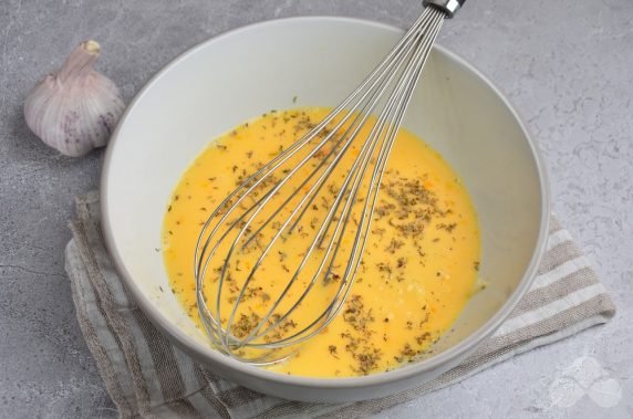 Омлет с зеленью, орегано и чесноком – фото приготовления рецепта, шаг 2